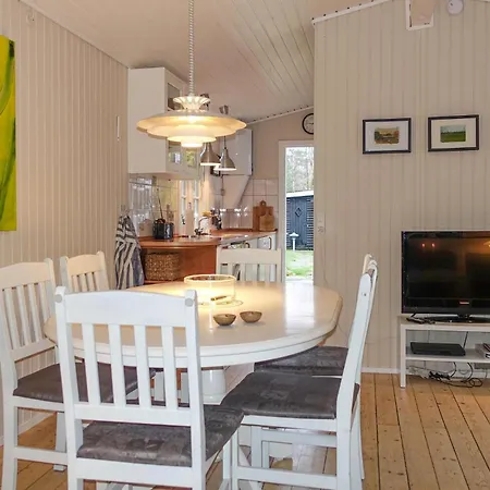 3 Bedroom Pet Friendly In Aakirkeby Holiday home Vester Somarken
